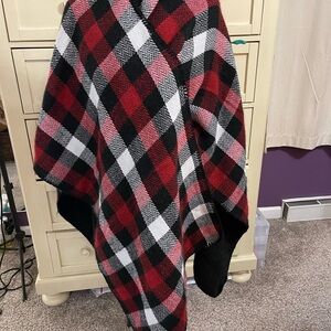 Woolrich Reversible one-size Poncho Wrap in plaid and Black‎ - great condition